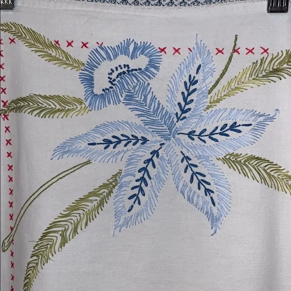 ‎Vtg cotton/linen embroidered table runner